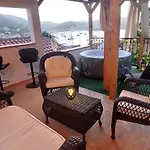 Panoramic View With Jacuzzi Appartamento Vis